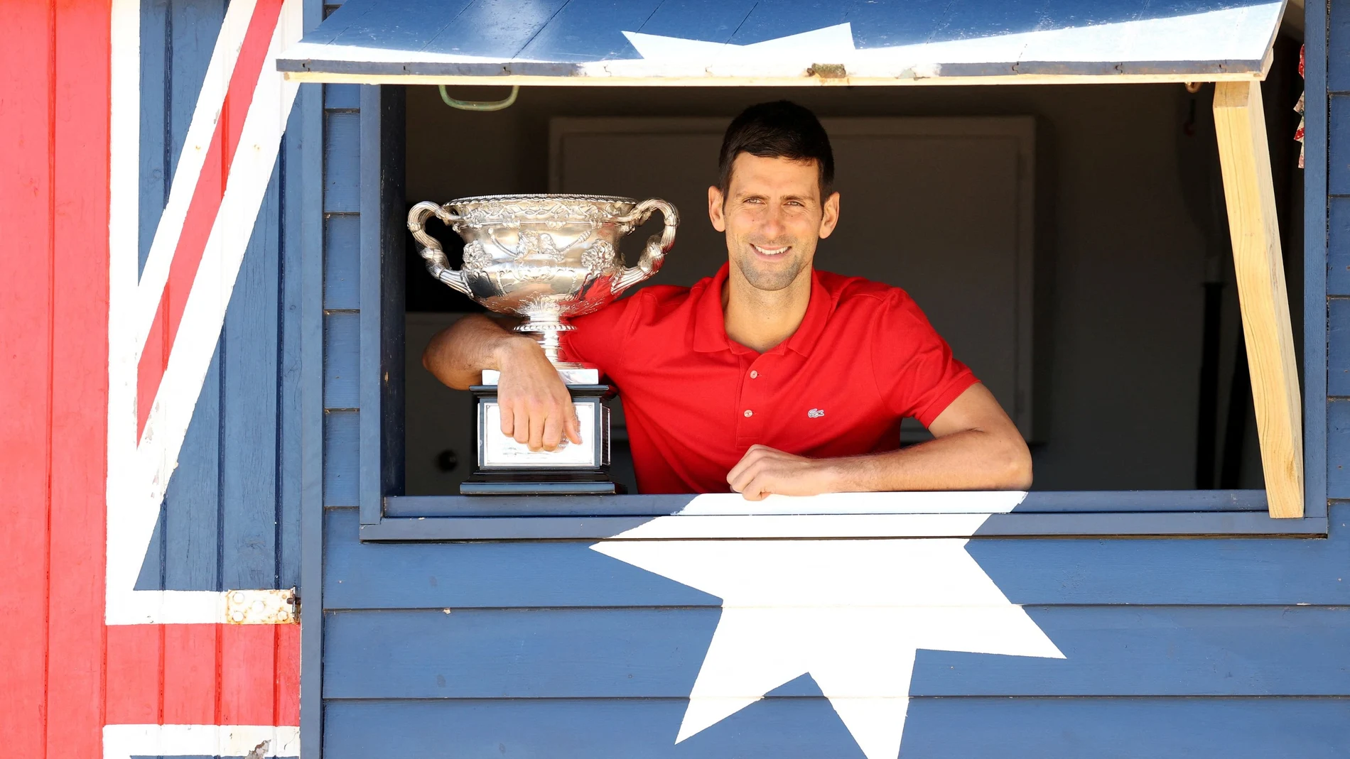 Novak Djokovic, con su último trofeo de campeón en Australia