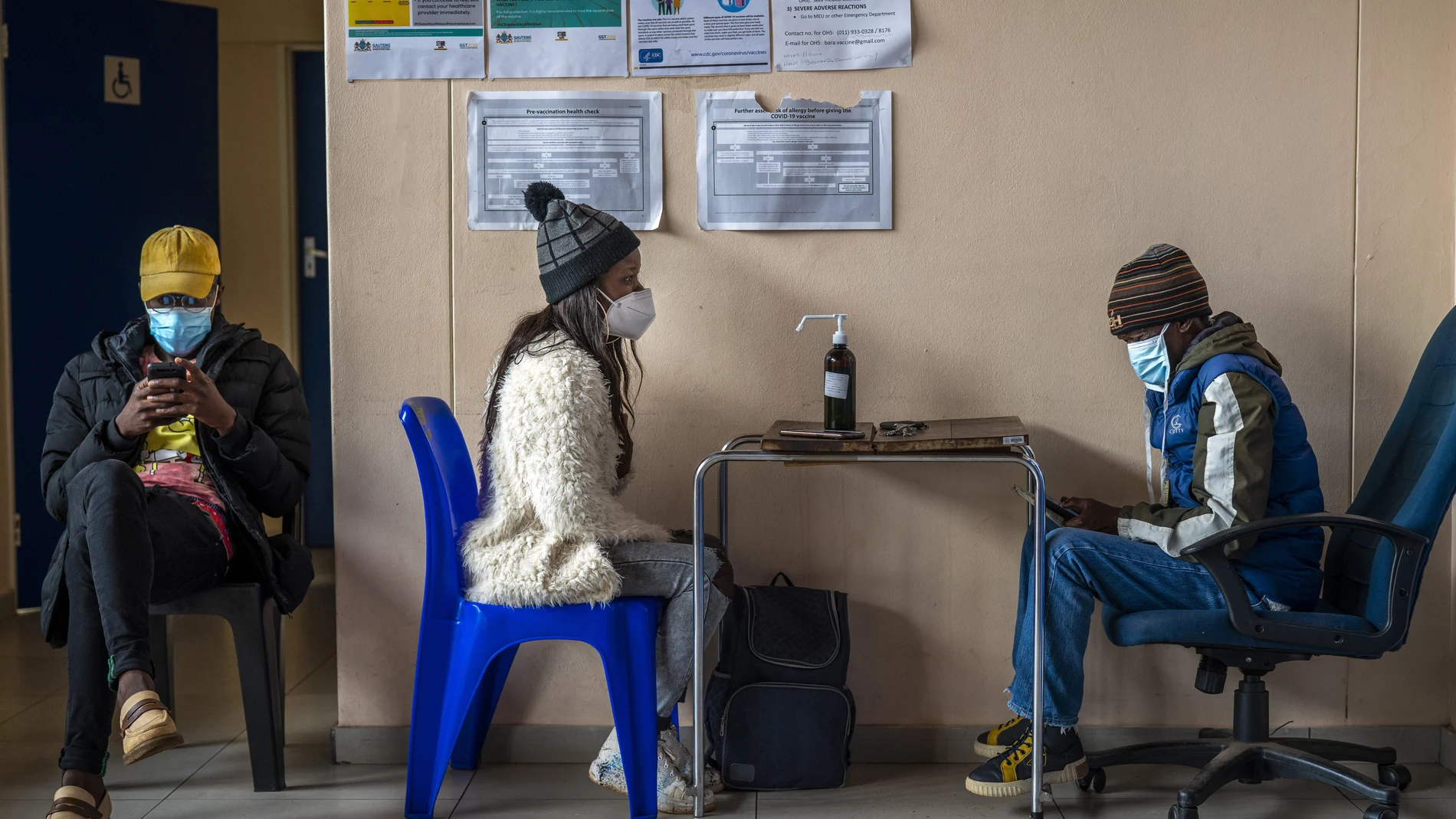 Gente esparando para recibir la vacuna frente a la covid en Soweto's Baragwanath Hospital, en Surádfrica.
