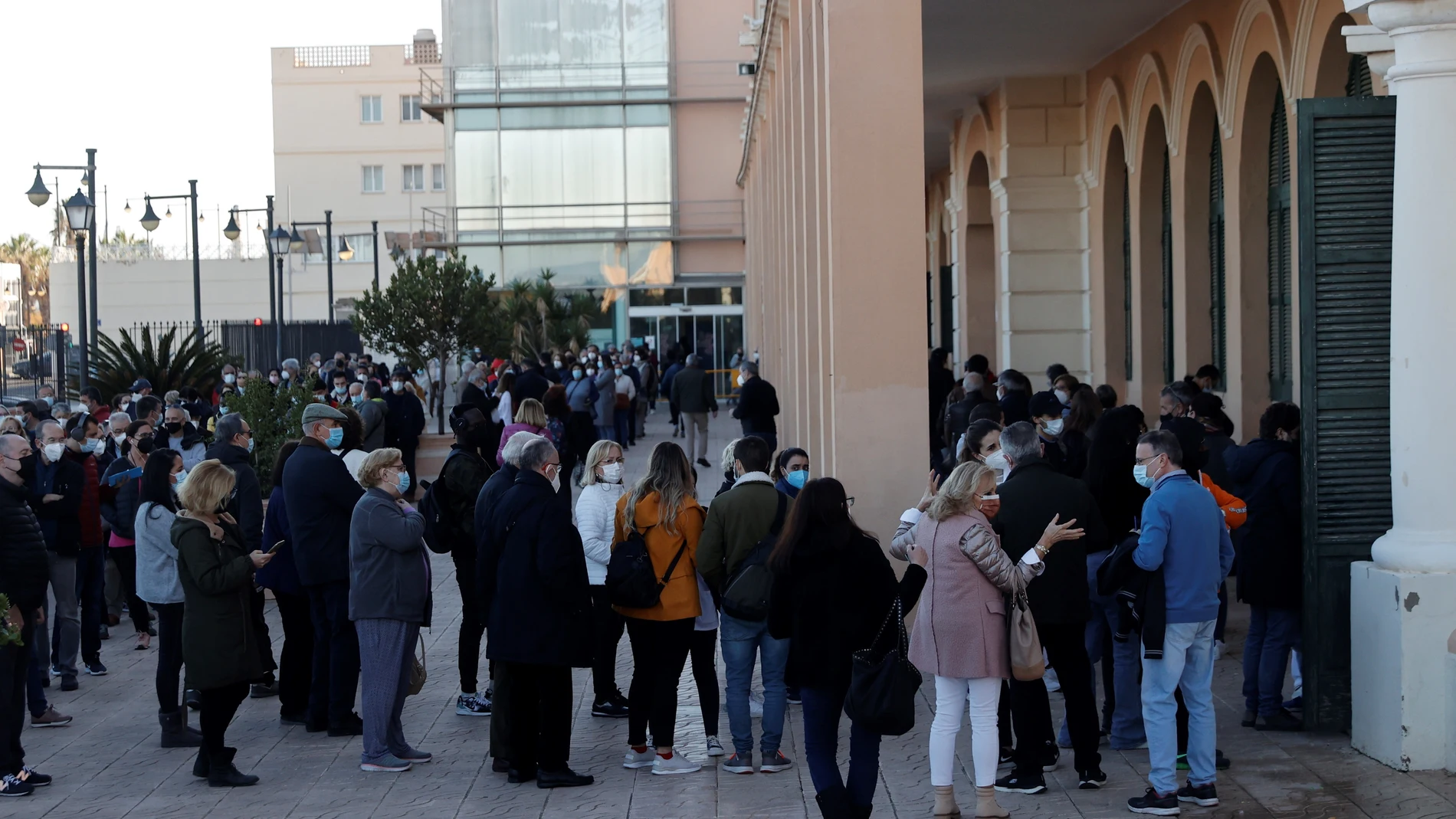 Cientos de personas hacen cola en el punto de vacunación móvil contra el Covid-19 instalado por la conselleria de Sanidad en el hospital de la Malvarrosa de Valencia