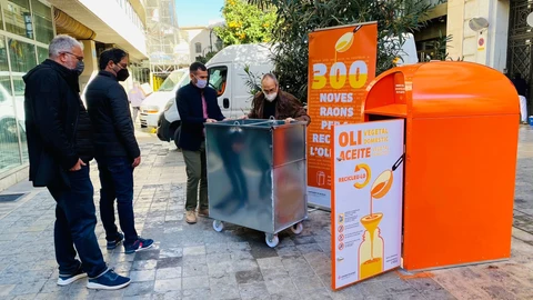 Contenedores de reciclaje de aceite doméstico en la vía pública