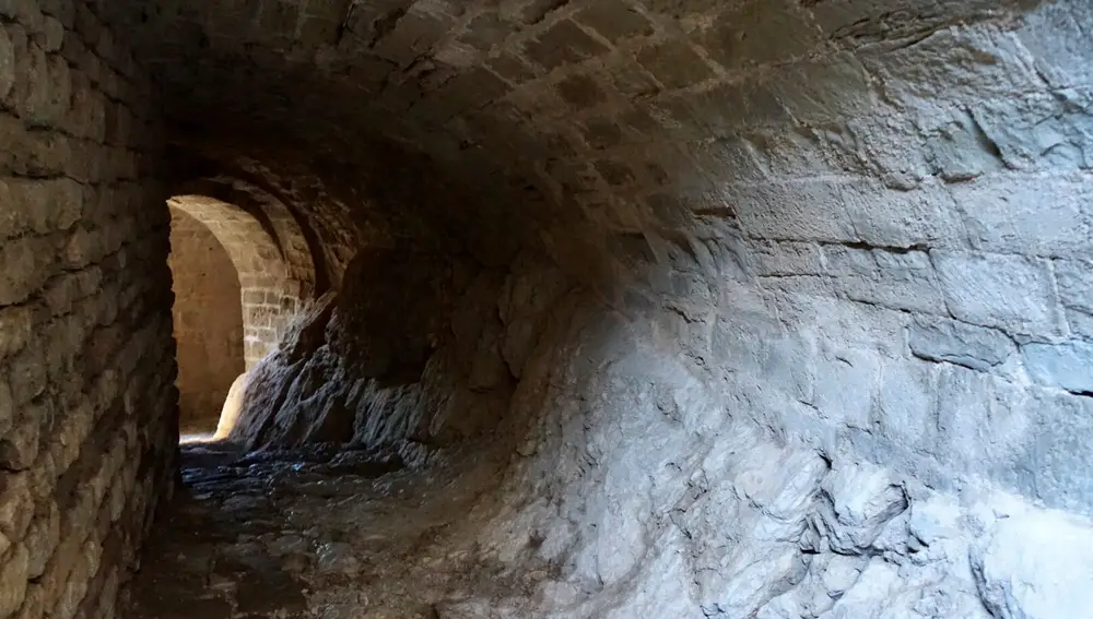 El interior del castillo de Loarre, con sus grutas y pasadizos, realmente se asemeja a un laberinto.