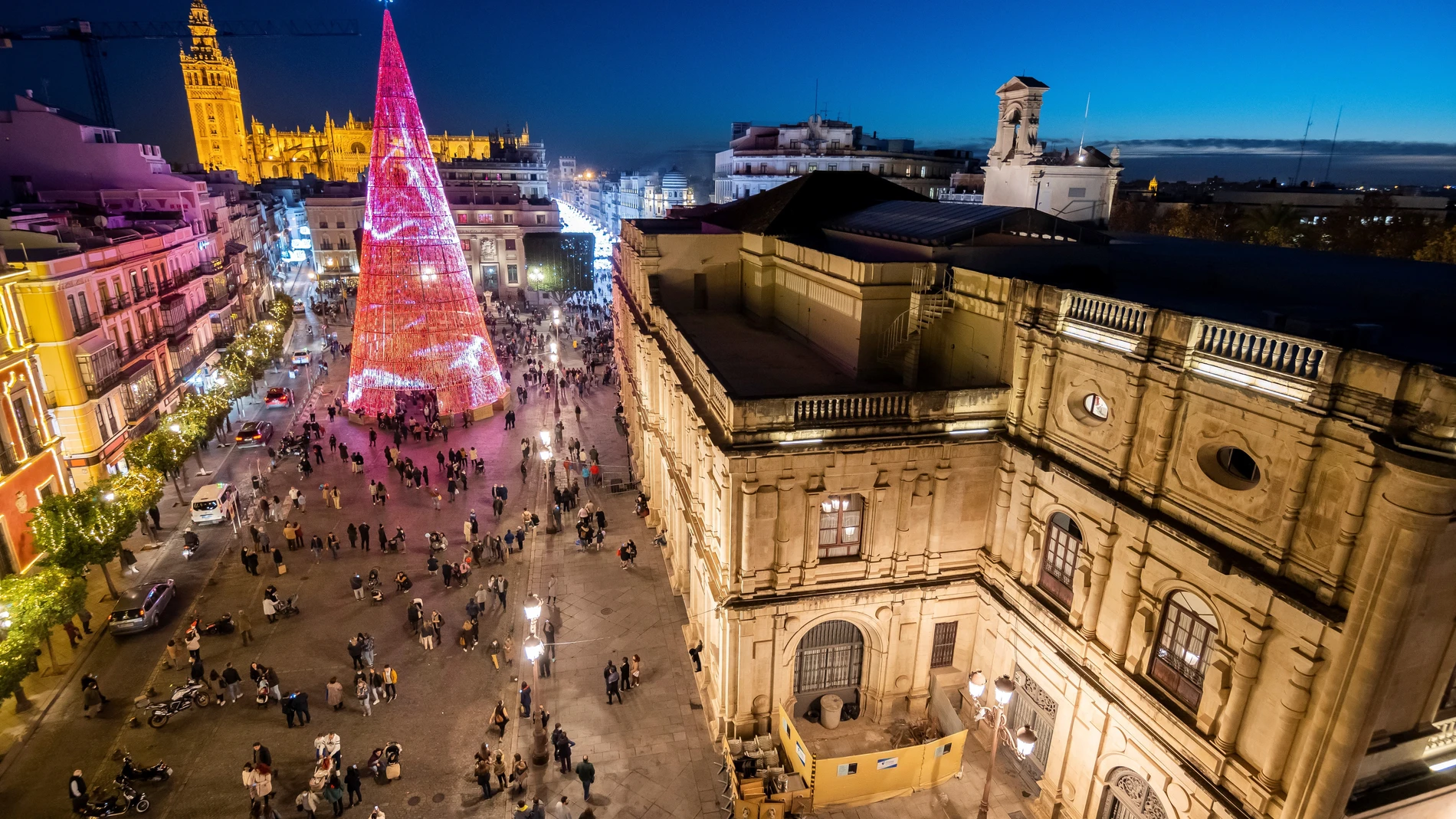 El árbol de Navidad con luces LED más grande de Europa, situado en la plaza de San Francisco de Sevilla la pasada Navidad. EFE/ Raúl Caro.
