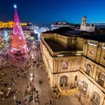 El árbol de Navidad con luces LED más grande de Europa, situado en la plaza de San Francisco de Sevilla la pasada Navidad. EFE/ Raúl Caro.