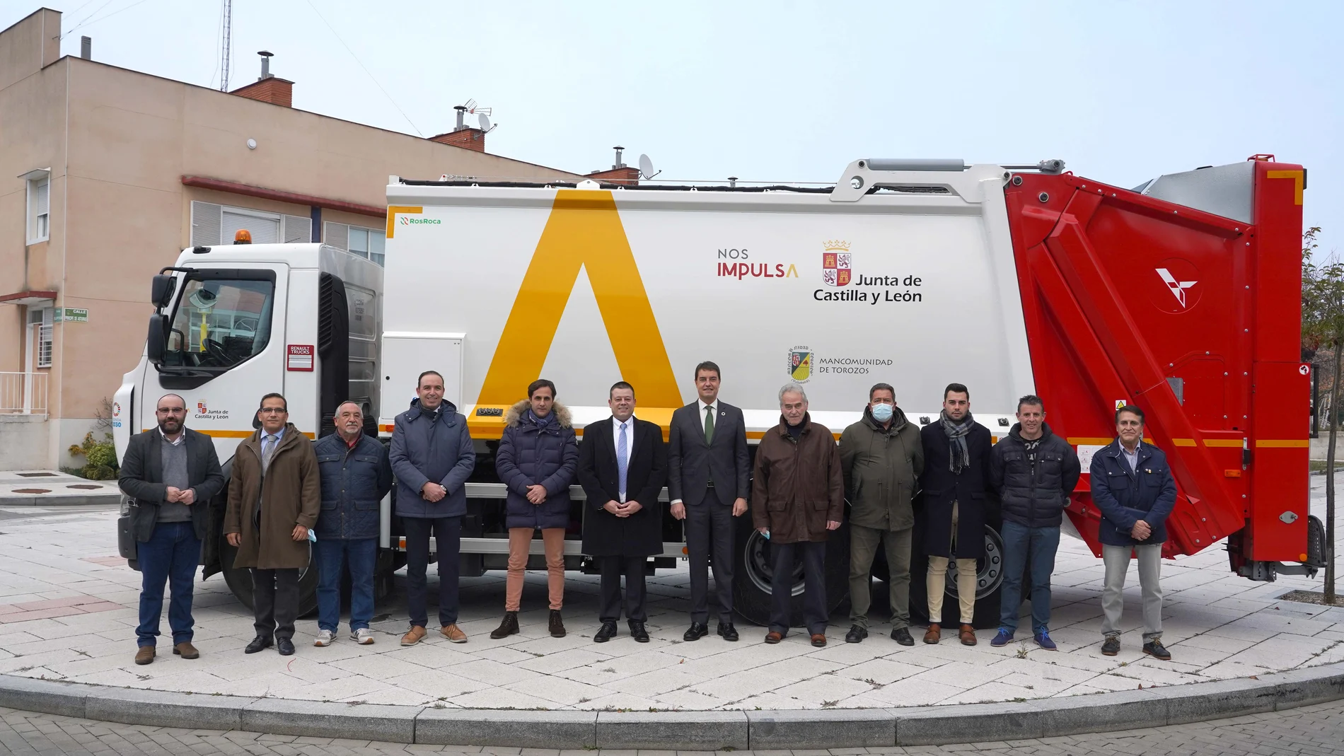 El consejero de la Presidencia, Ángel Ibáñez, entrega el camión de recogida de residuos sólidos urbanos a la Mancomunidad de Montes Torozos y hace un reconocimiento al personal del servicio