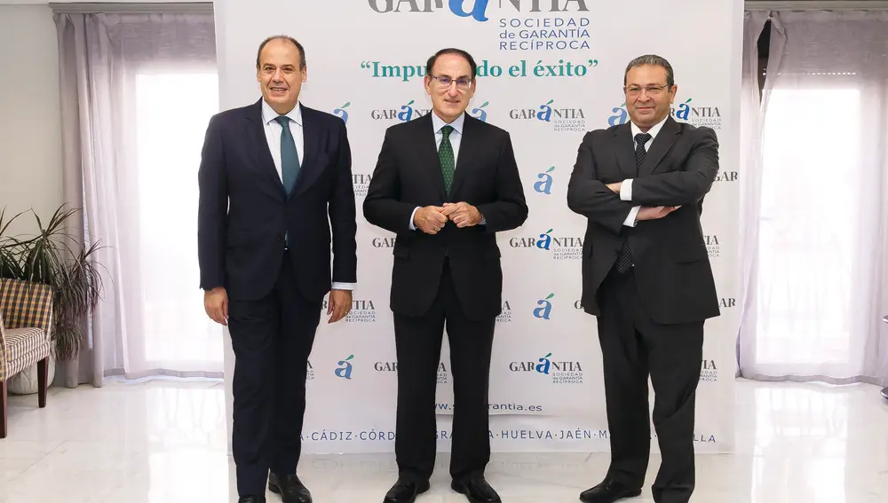 El presidente de Garántia, Javier González de Lara; el director general, José María Vera; y el director general adjunto, Antonio Vega