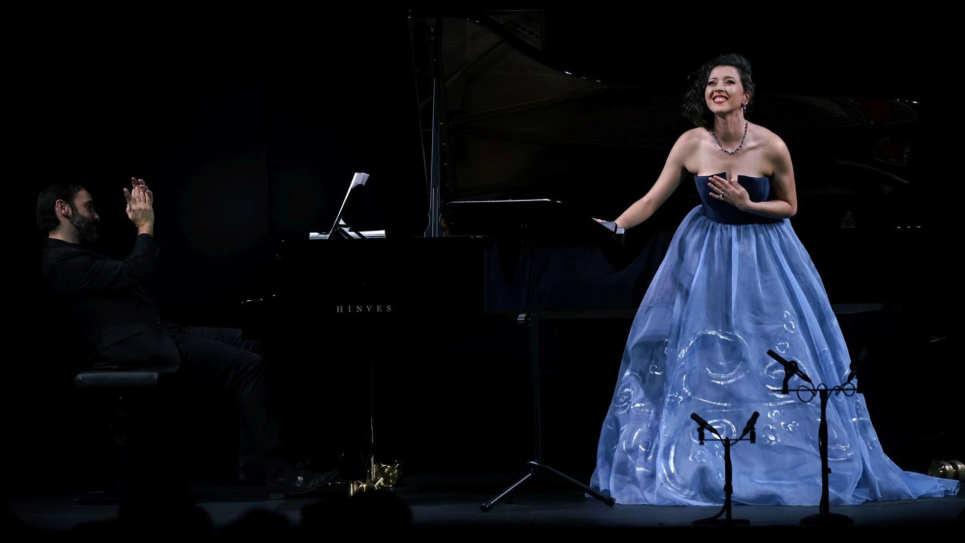 La cantante cubana Lisette Oropesa, debutando en el Teatro de la Zarzuela, disfruta del aplauso del público