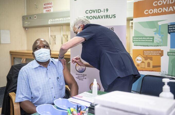 Según el ministro de Salud de Sudáfrica, Joe Phaahla, que el pasado martes recibía el refuerzo de la vacuna contra la covid en Pretoria, los primeros indicios apuntan a que se podría haber alcanzado la cima de la ola en una de las regiones más pobladas del país