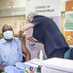 Según el ministro de Salud de Sudáfrica, Joe Phaahla, que el pasado martes recibía el refuerzo de la vacuna contra la covid en Pretoria, los primeros indicios apuntan a que se podría haber alcanzado la cima de la ola en una de las regiones más pobladas del país