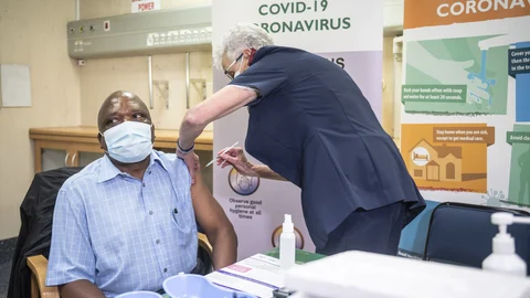 Según el ministro de Salud de Sudáfrica, Joe Phaahla, que el pasado martes recibía el refuerzo de la vacuna contra la covid en Pretoria, los primeros indicios apuntan a que se podría haber alcanzado la cima de la ola en una de las regiones más pobladas del país