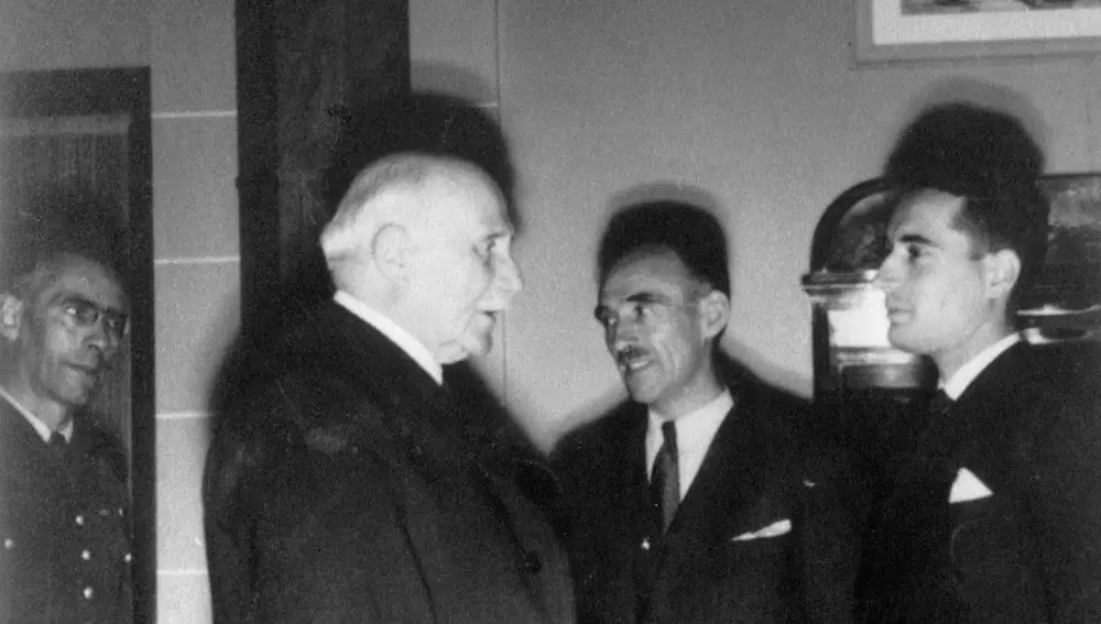 El joven Mitterrand en su polémico encuentro con Petain