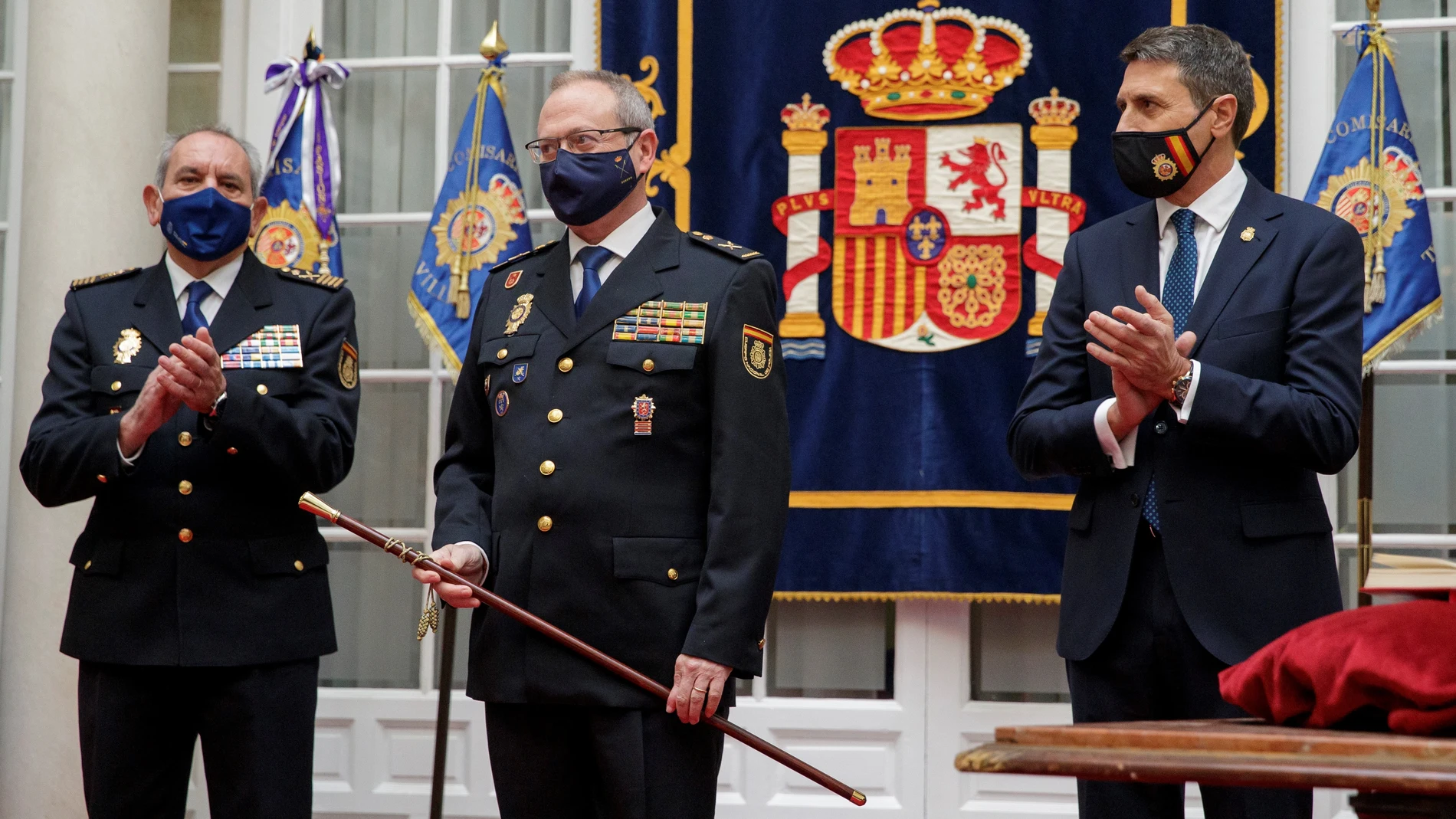 El delegado del Gobierno en Andalucía, Pedro Fernández (d), y el director adjunto operativo de la Policía Nacional, José Ángel González Jiménez (i), en el acto de toma de posesión del comisario principal Andrés Martín Garrido como nuevo jefe superior de Andalucía Occidental. EFE/ Julio Muñoz