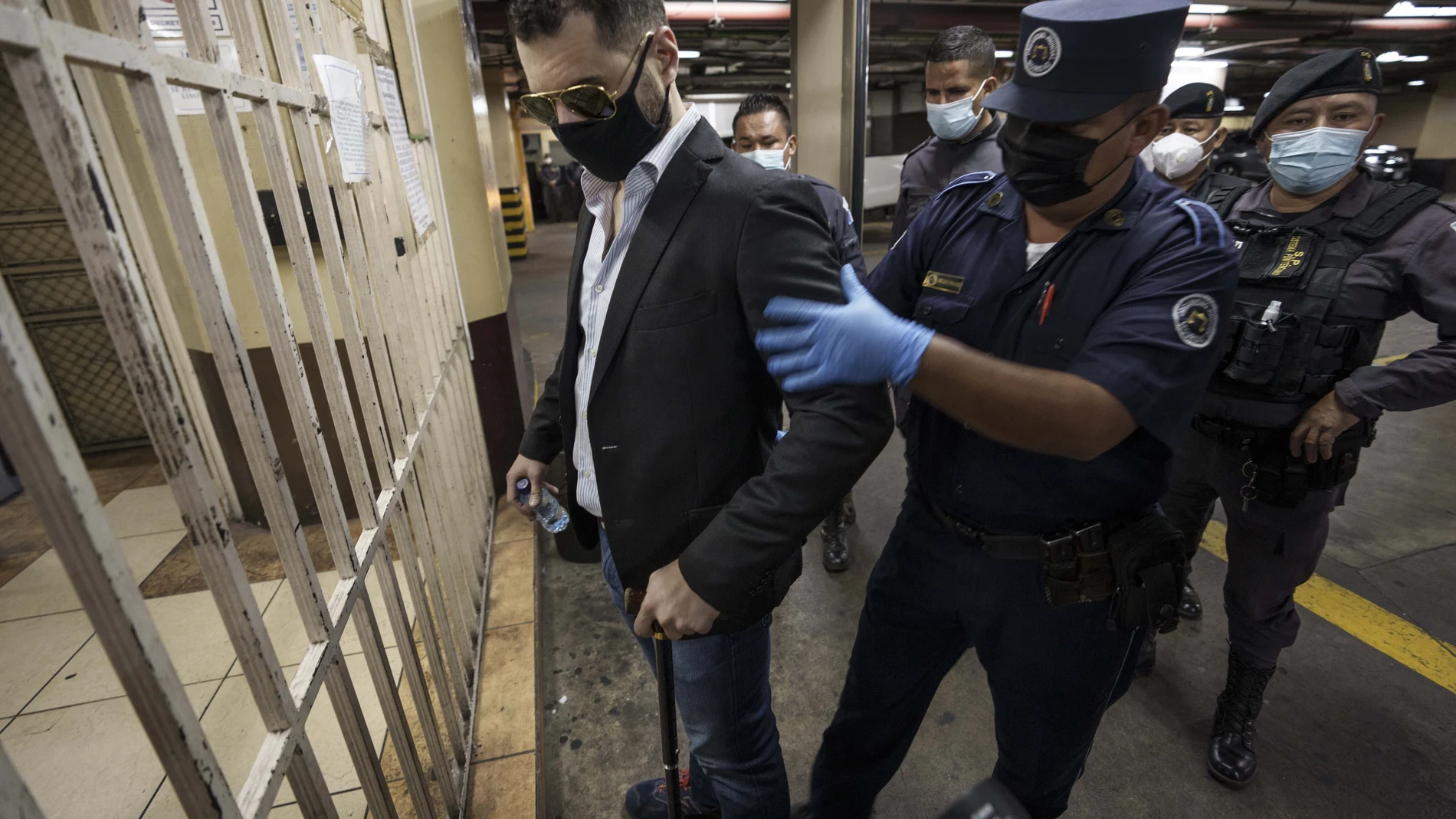 Ricardo Alberto Martinelli, el hijo del expresidente de Panamá, es chequeado por la Policía a su llegada a una audiencia en Ciudad de Guatemala