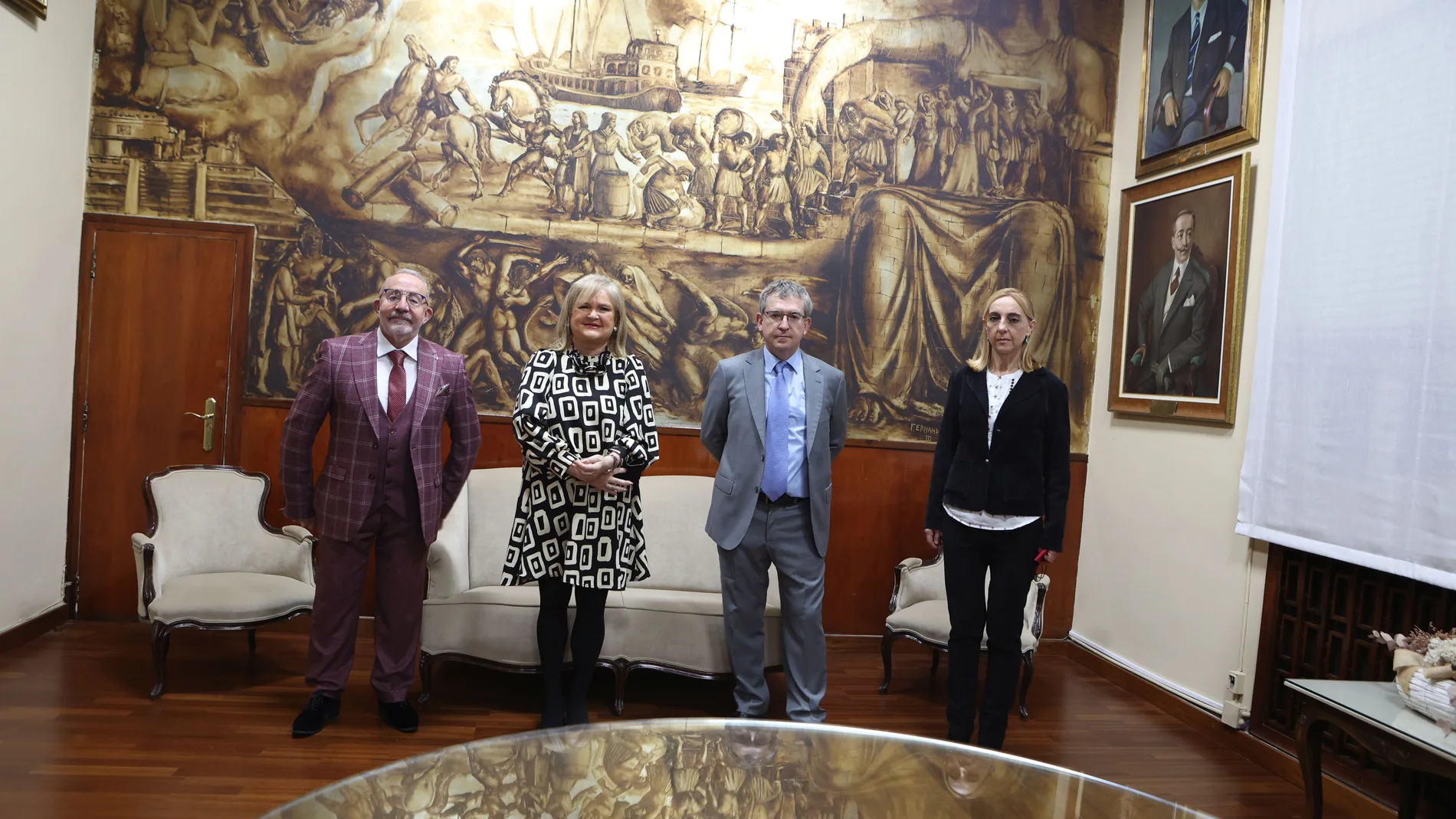 Los galardonados, junto a la presidenta del Ateneo Mercantil