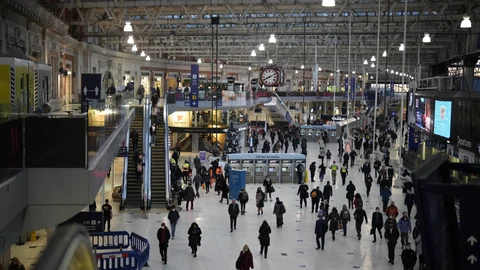 Hora punta de la mañana en la estación de tren de Waterloo en Londres