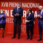 El alcalde de Madrid, José Martínez-Almeida, recibe un premio en presencia del Rey de la vicepresidenta Nadia Calviño
