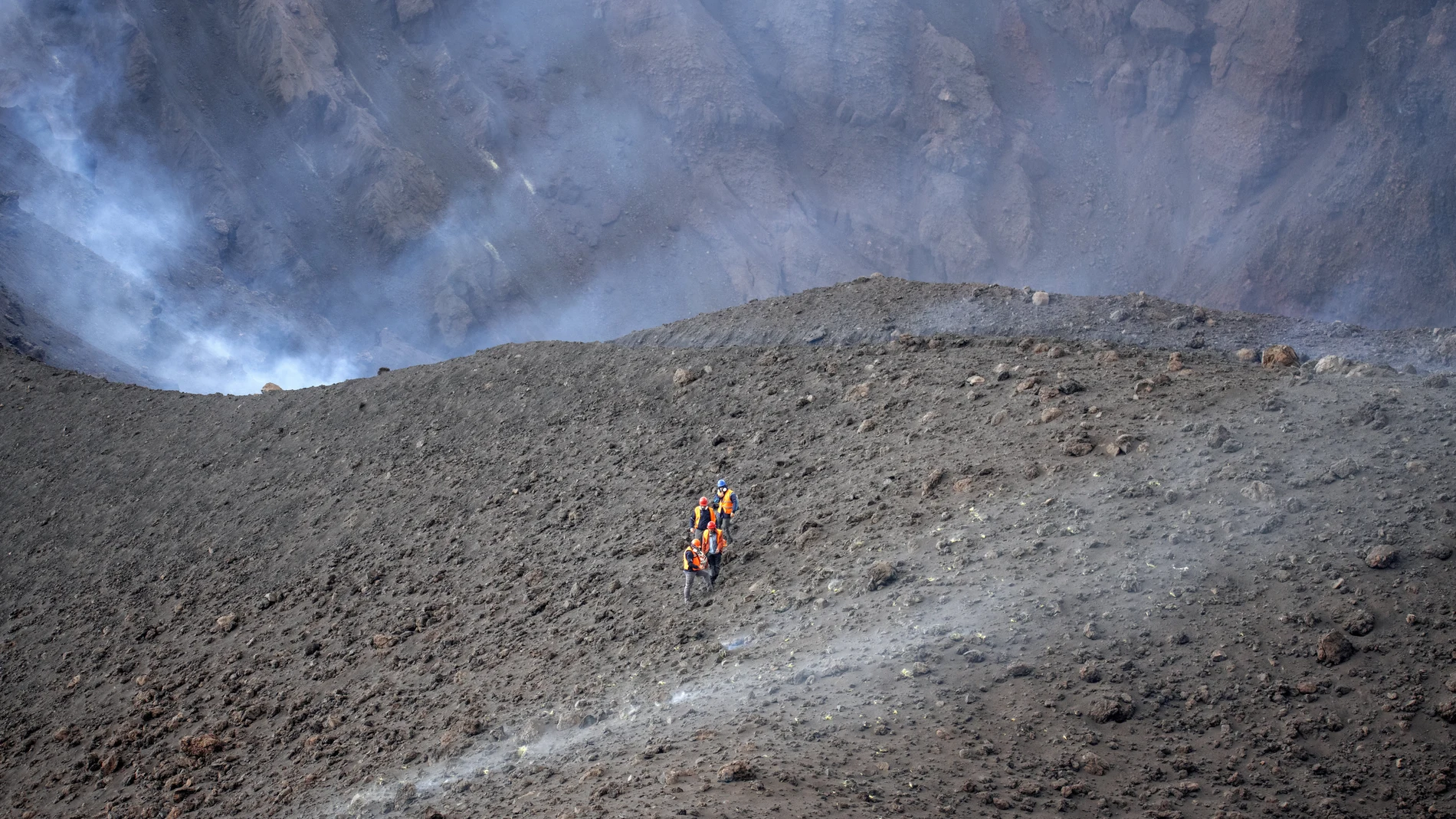 Científicos trabajan realizando mediciones cerca del cráter del volcán de Cumbre Vieja