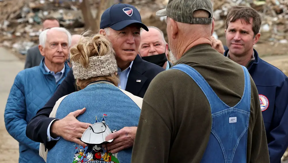Joe Biden abraza a una mujer in Dawson Springs, Kentucky