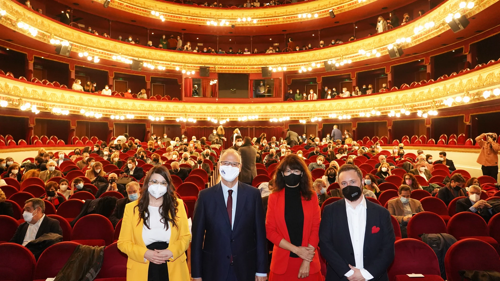 El presidente de las Cortes y de la Fundación de Castilla y León, Luis Fuentes, presenta el documental "Comuneros", en el Teatro Calderón de Valladolid, junto al director del proyecto, Pablo García; la concejala de Cultura y Turismo, Ana Redondo; y la vicepresidenta de la Diputación de Valladolid, Gema Gómez