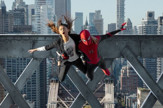 Fotograma donde aparece Tom Holland como Spider-Man y Zendaya como MJ.