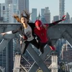 Fotograma donde aparece Tom Holland como Spider-Man y Zendaya como MJ.