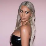 Kim Kardashian con una larga melena XXL en tono gris.
