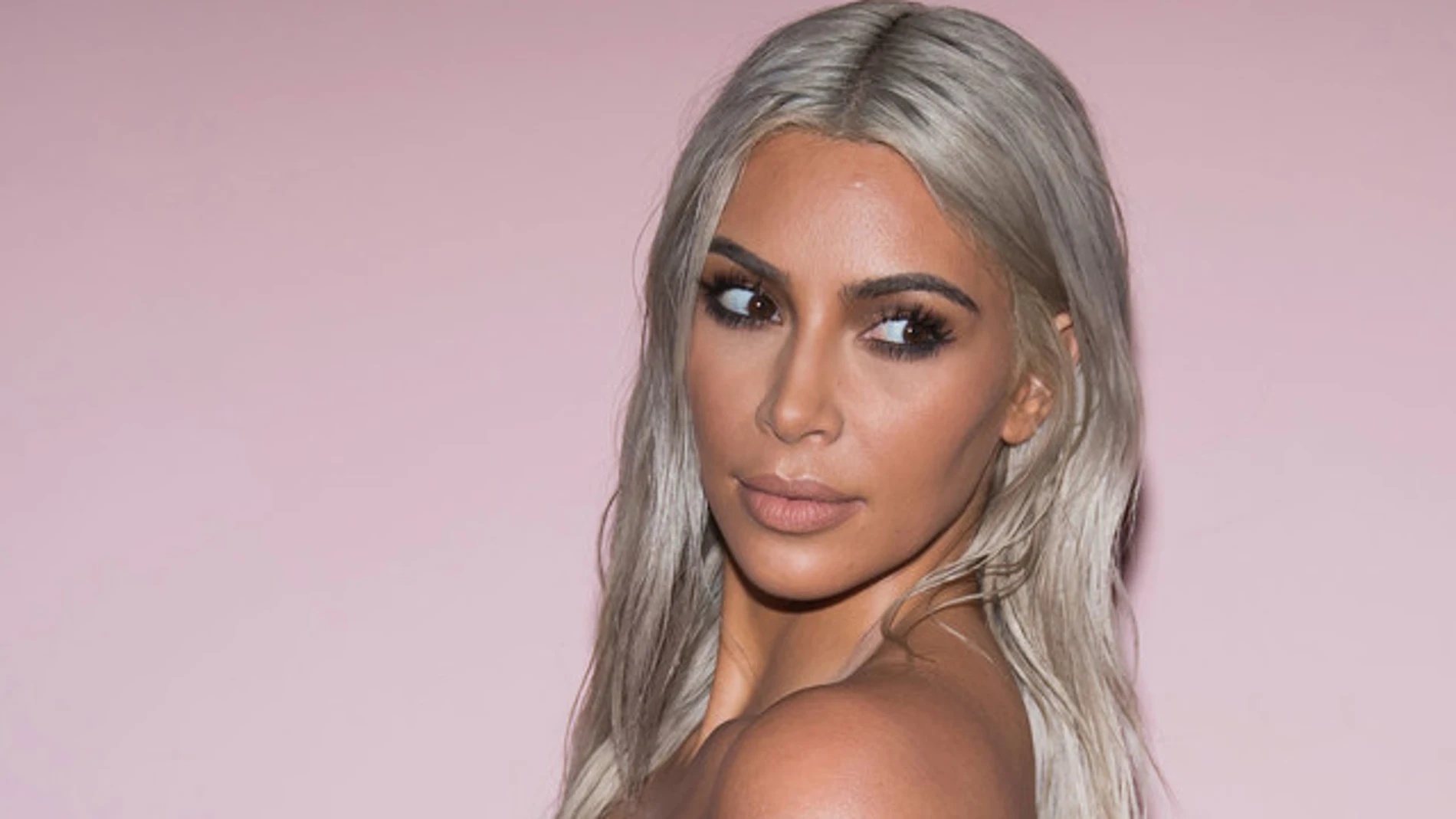 Kim Kardashian con una larga melena XXL en tono gris.