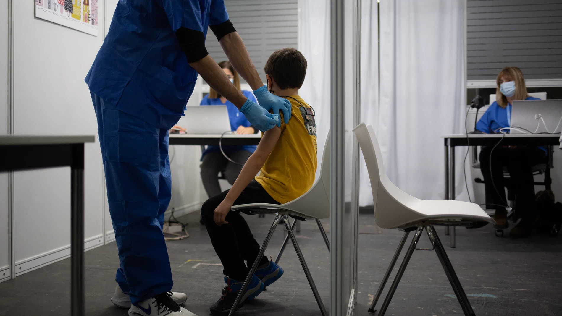 Un niño recibe la vacuna contra el Covid-19, en la Fira de Barcelona, a 15 de diciembre de 2021, en Barcelon