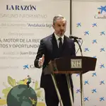El consejero de Hacienda y Financiación Europea de la Junta de Andalucía, Juan Bravo, durante su intervención en el desayuno informativo de LA RAZÓN