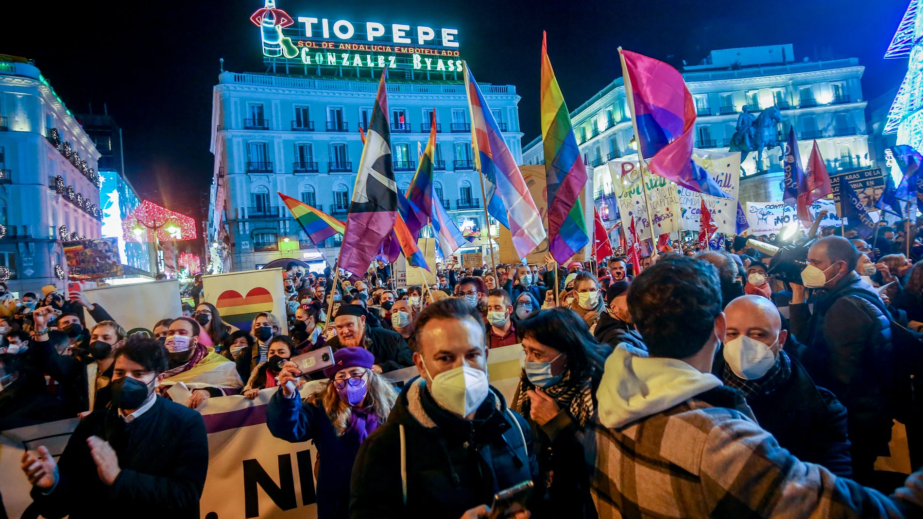Un grupo de personas en una concentración de defensa de los derechos del colectivo LGTBI+, en la Puerta del Sol