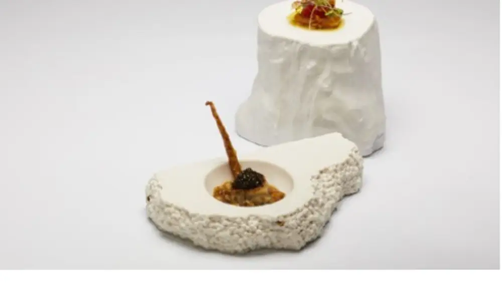 Oreja con caviar y crujiente de cochinillo