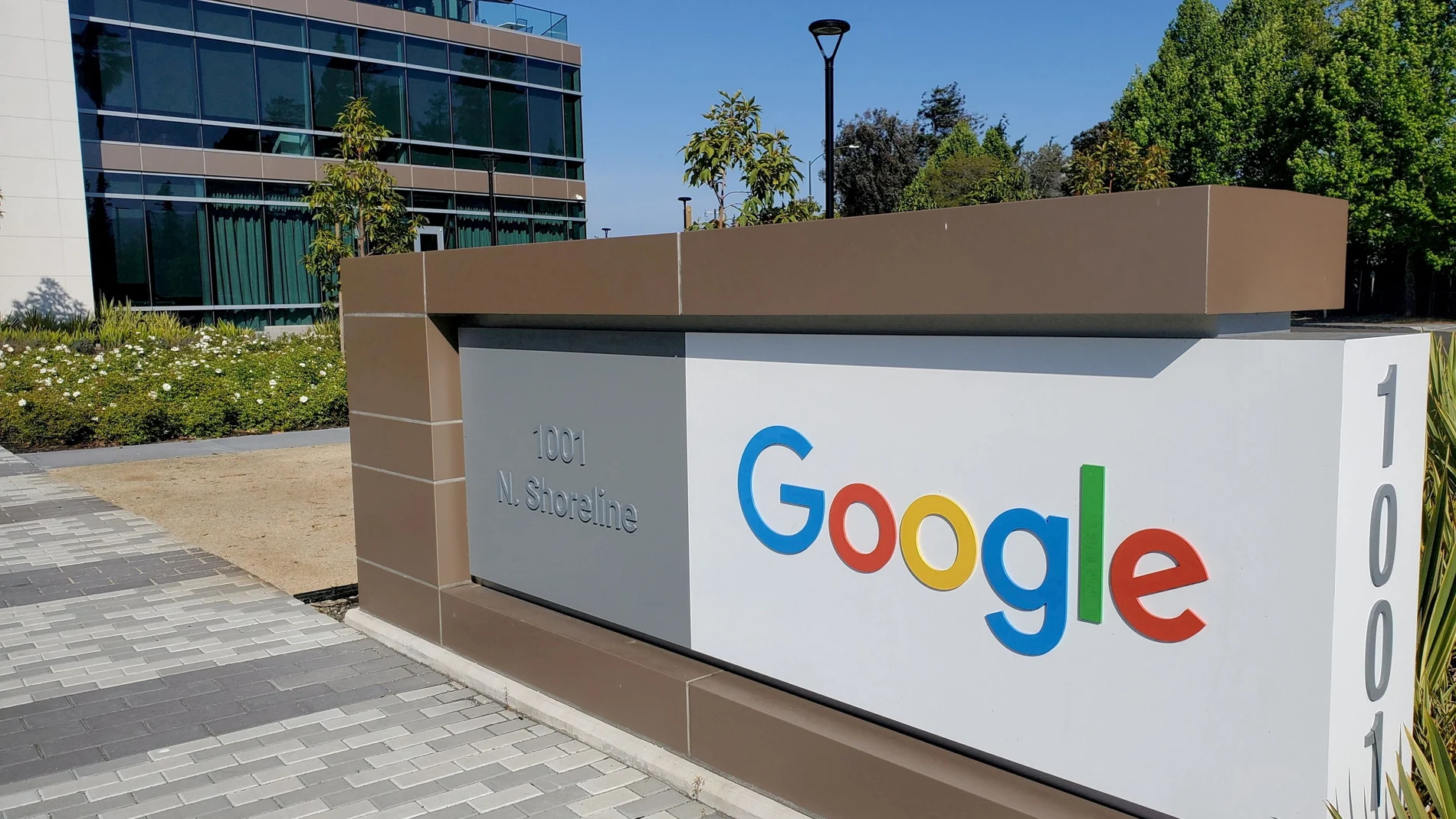 Logo de Google cerca de sus oficinas centrales en Mountain View