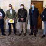 De izquierda a derecha: Jesús Sánchez Cabrera, José Ramón Budiño, y Pedro Pascual en representación de Por Ávila; Raúl de la Hoz, PP CyL; y Miguel Ángel González, Ciudadanos; mantuvieron una reunión en el Parador de Ávila para abordar el tema de los presupuesto regionales