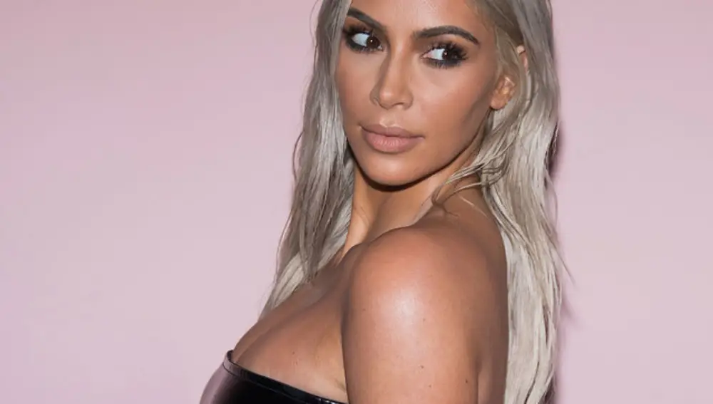 Kim Kardashian con melena gris.