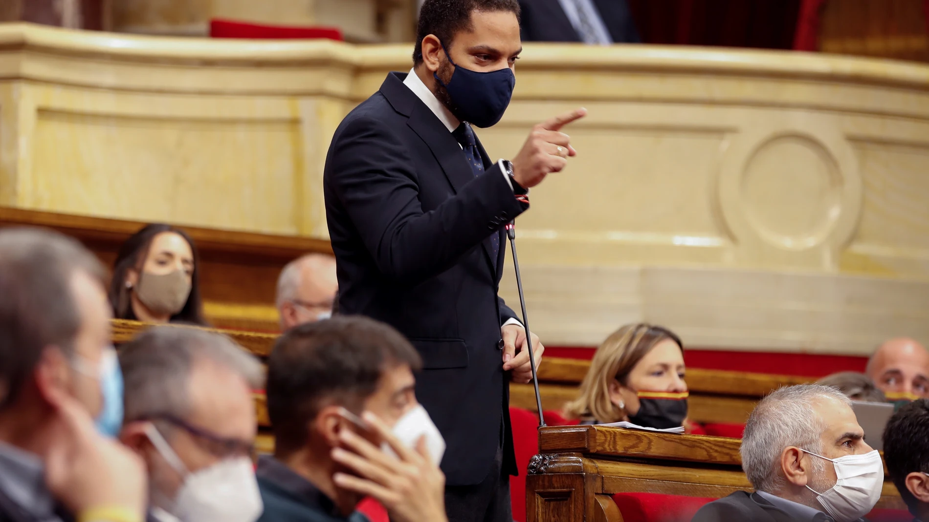 El líder de Vox en el Parlament, Ignacio Garriga, hace una pregunta durante la sesión de control al President