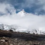 La cima del Manaslu (8.163 metros), desde el campo base, en Nepal