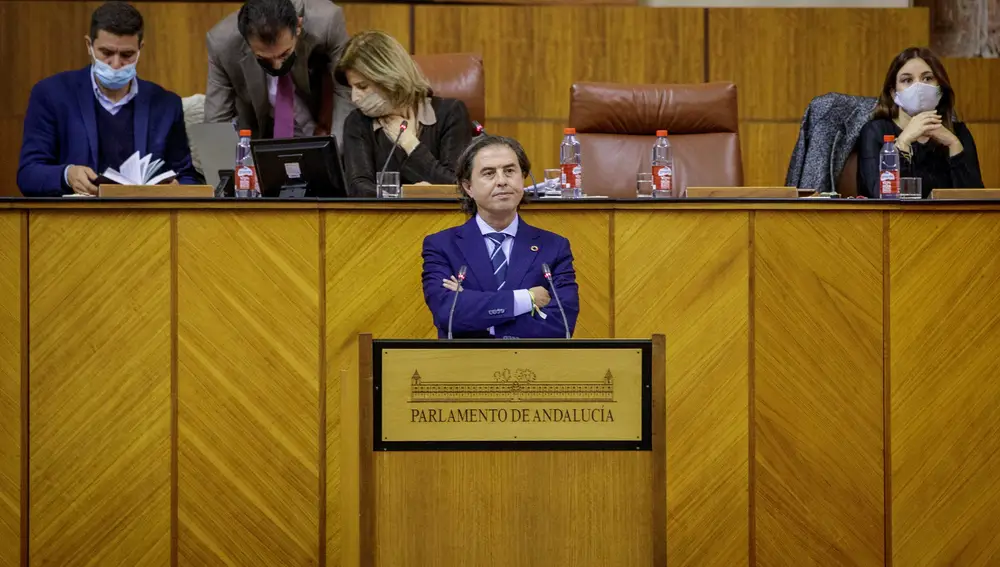 El diputado de Vox Benito Morillo espera a que los diputados no adscritos abandonen el salón de plenos. EFE/Julio Muñoz