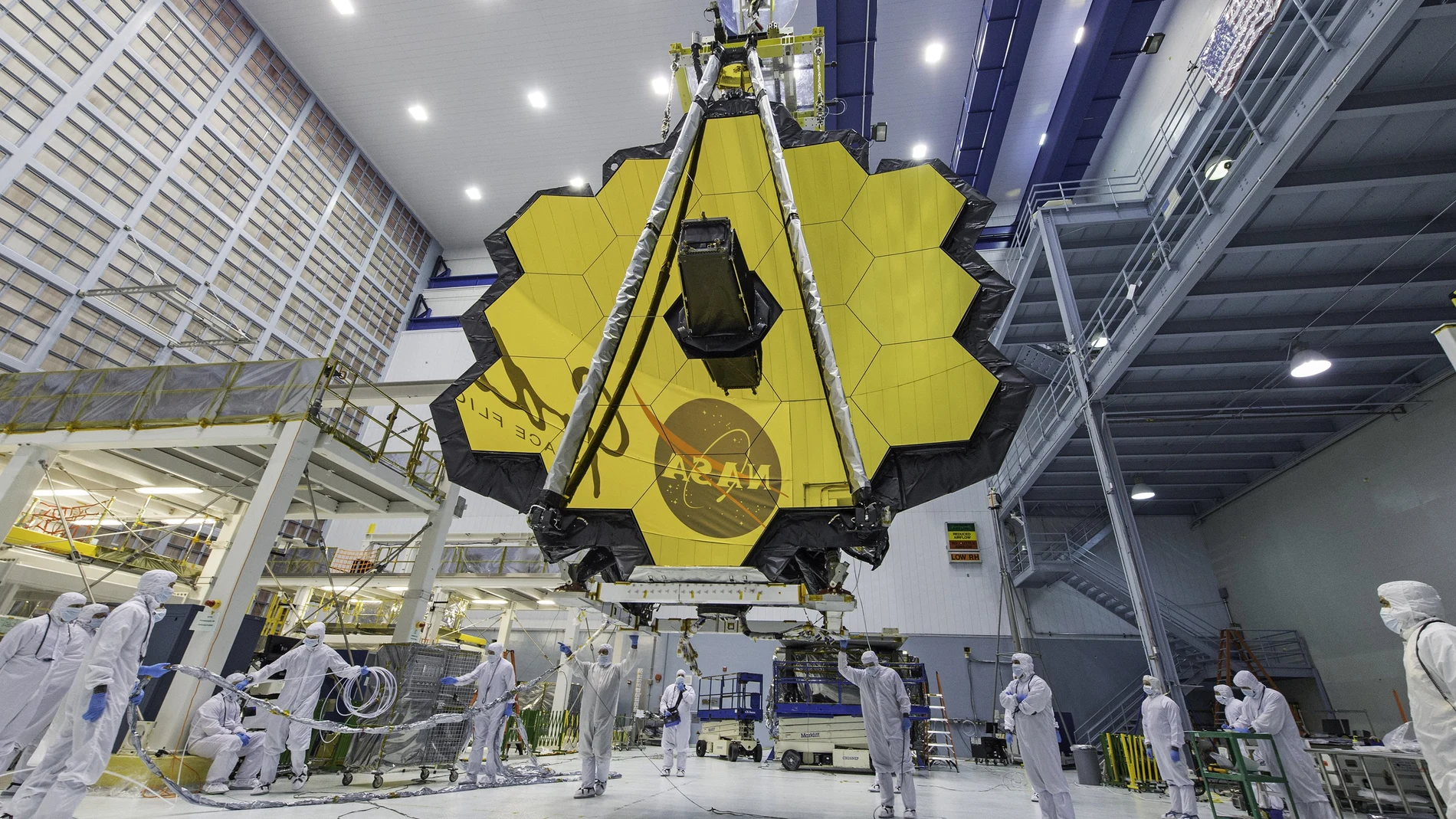 Telescopio James Webb levantado por una grúa en el Goddard Space Flight Center (Laura Betz/NASA via AP, File)