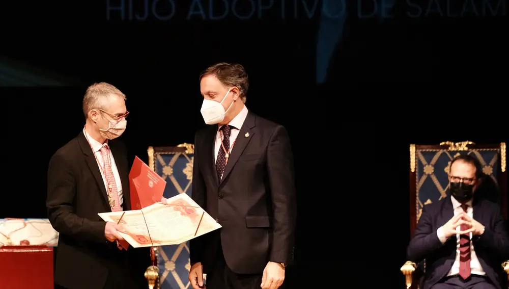 El ayuntamiento de Salamanca entrega las medallas de oro de la ciudad. En la imagen el alcalde, Carlos García Carbayo, entrega la distinción de hijo adoptivo a Pedro García Dorado Montero, recoge el rector de la Usal, Ricardo Rivero