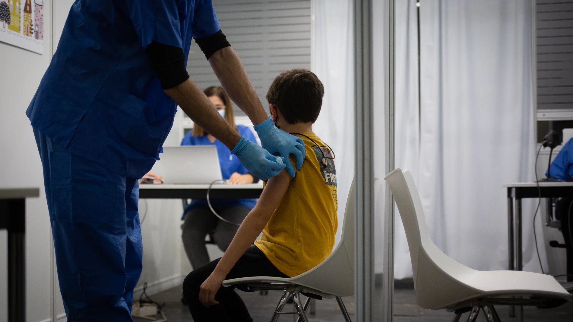 Un niño recibe la vacuna contra el Covid-19, en la Fira de Barcelona