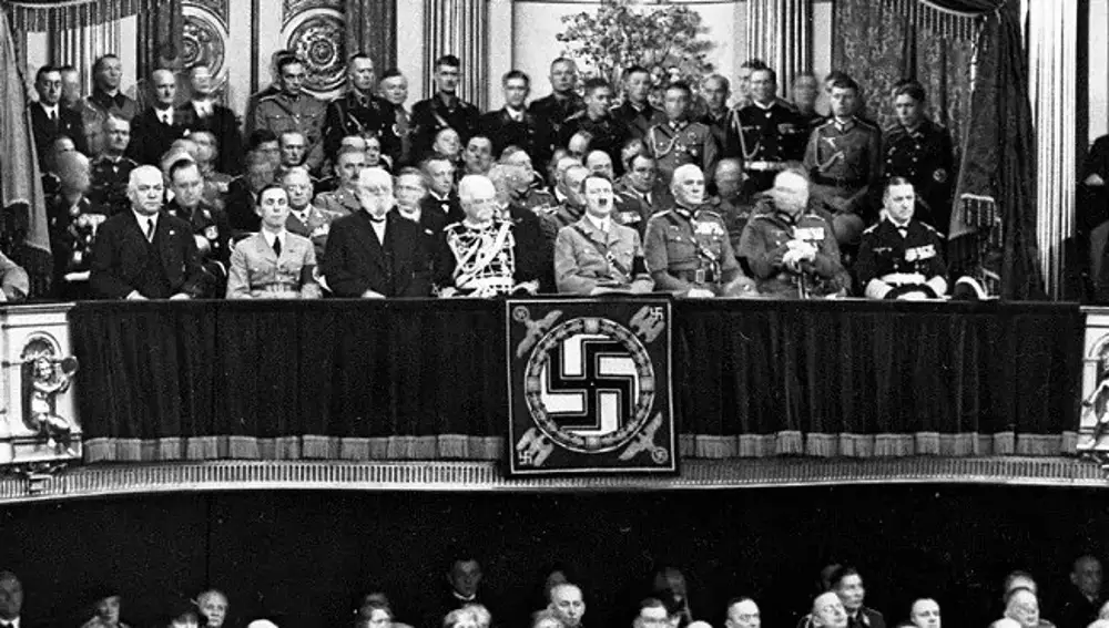 Adolf Hitler asiste a un concierto de la Cámara del III Reich