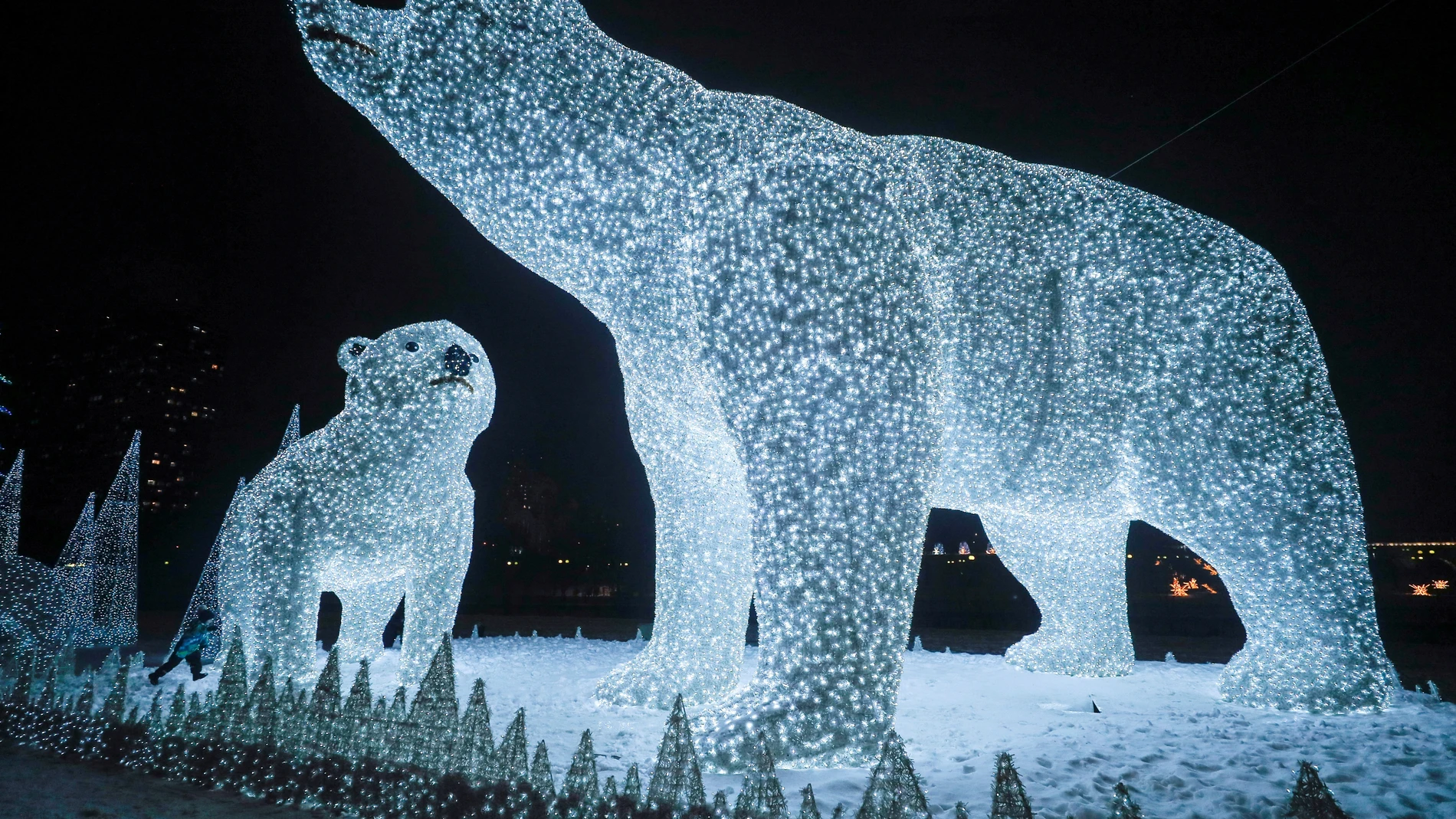 Escultura navideña de osos polares en Moscú, Rusia, en pleno avance de la pandemia