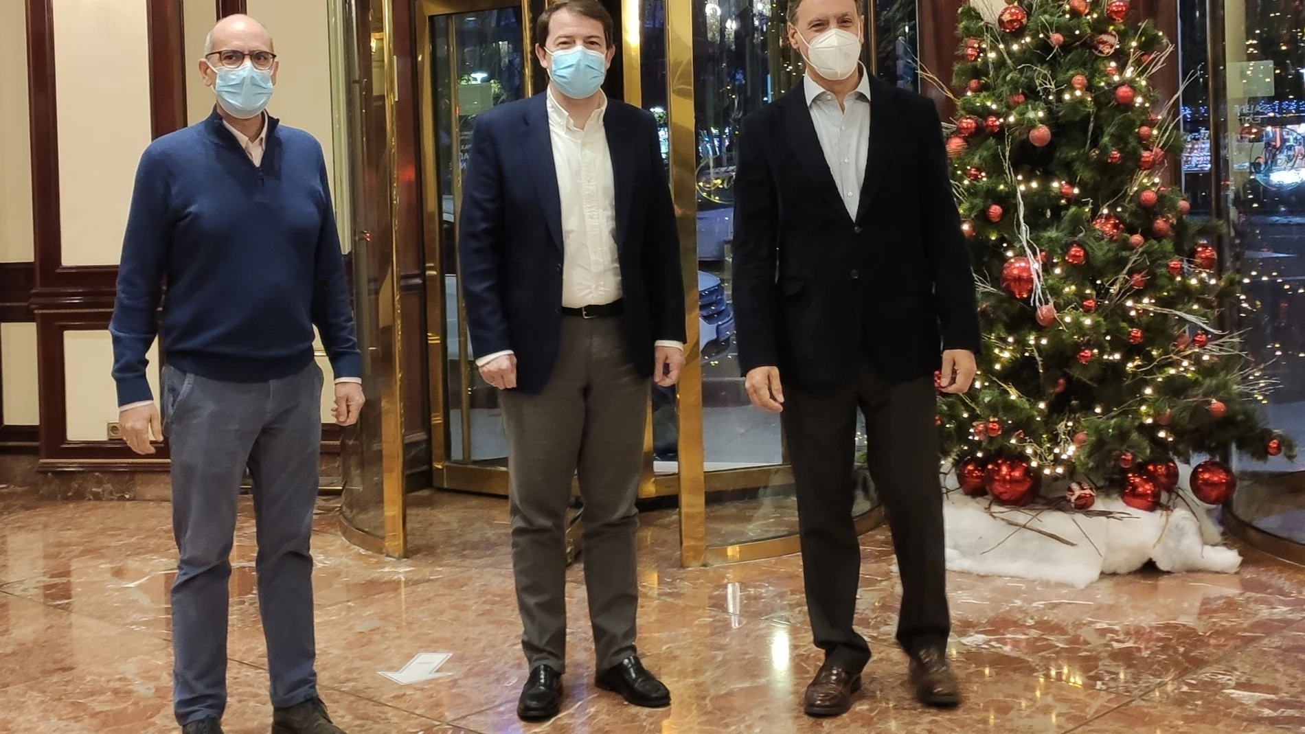 El presidente del PPCyL, Alfonso Fernández Mañueco, junto al presidente del PP de Salamanca, Javier Iglesias, y el secretario provincial, Carlos García Carbayo
