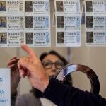 El primer premio de la Lotería de Navidad 2024 es de cuatro millones de euros, y las personas buscan hasta trucos matemáticos o expertos de la estadística para comprar el décimo ganador de "El Gordo"