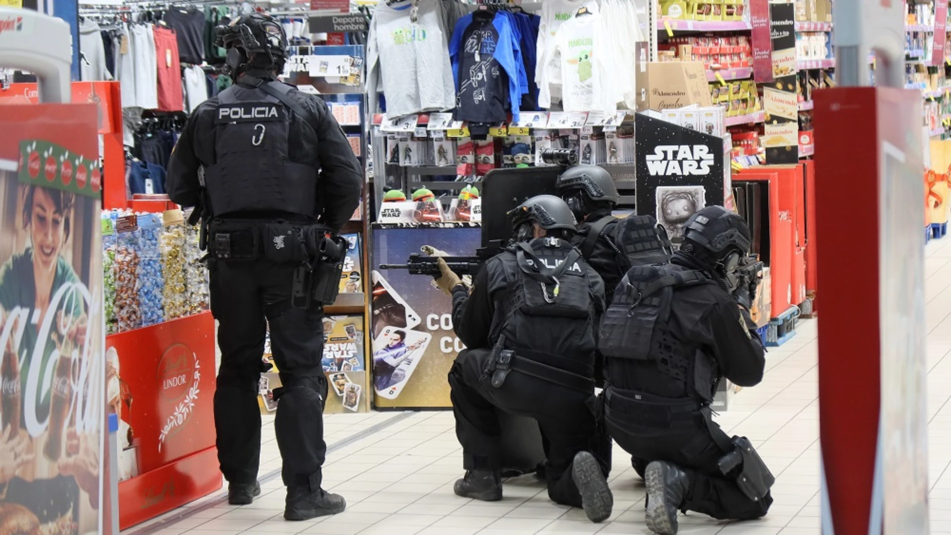 La Policía Nacional realiza un simulacro de incidente crítico en el Centro Comercial Luz de Castilla de Segovia