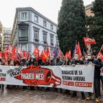 Un grupo de personas con una pancarta participa en la concentración en la Comunidad Valenciana, frente a la sede de la Confederación Empresarial
