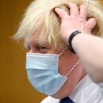 El primer ministro británico, Boris Johnson, visita un centro de vacunación contra la covid del Servicio Nacional de Salud (NHS) cerca de Ramsgate, Reino Unido