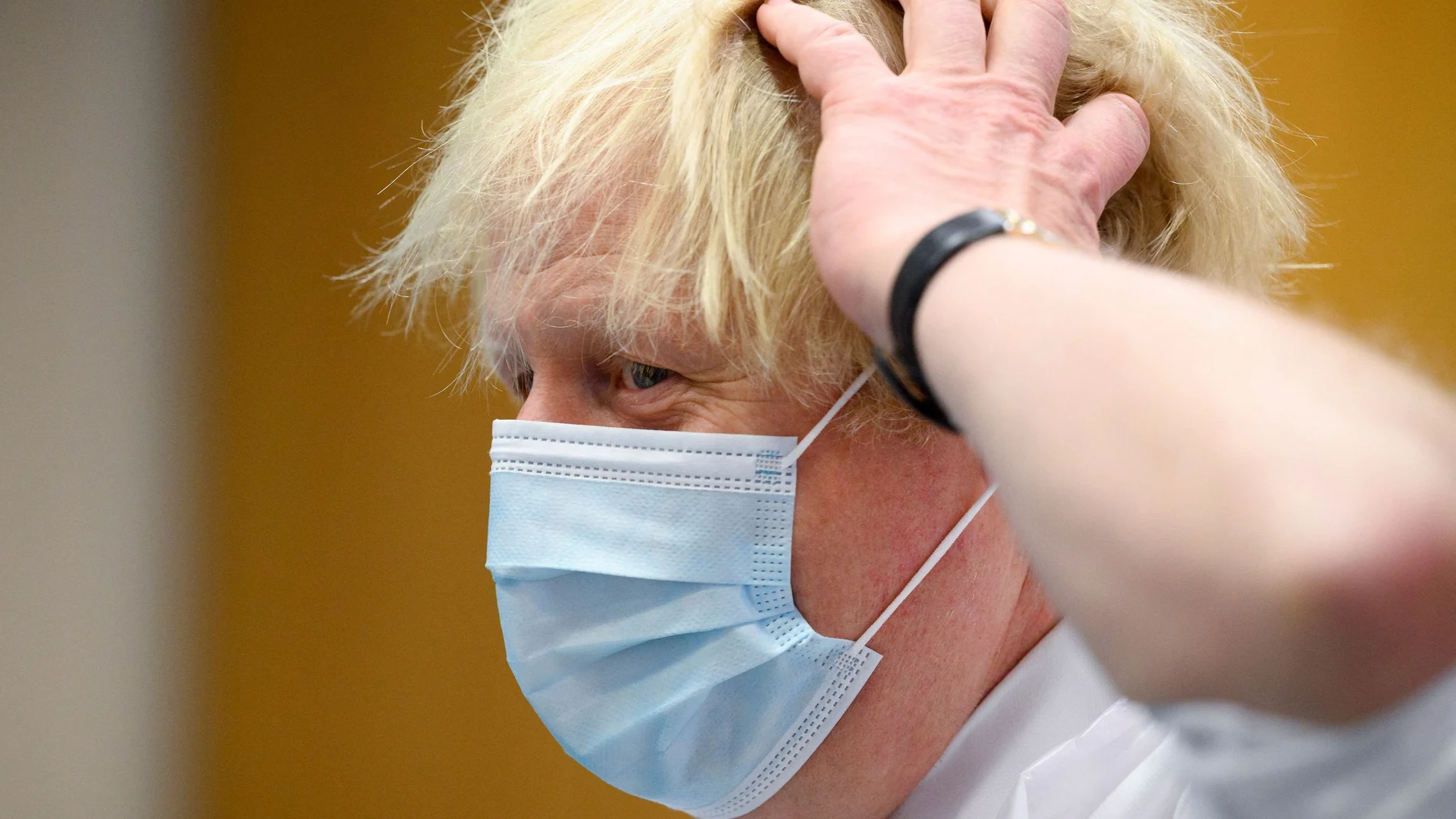 El primer ministro británico, Boris Johnson, visita un centro de vacunación contra la covid del Servicio Nacional de Salud (NHS) cerca de Ramsgate, Reino Unido
