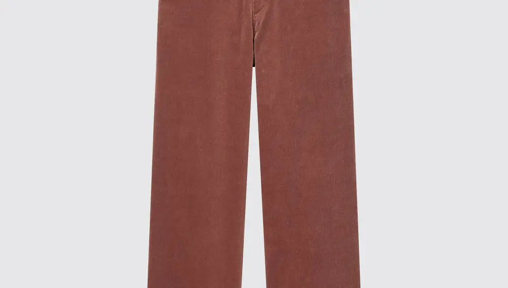 Pantalón de pana en tono marrón.