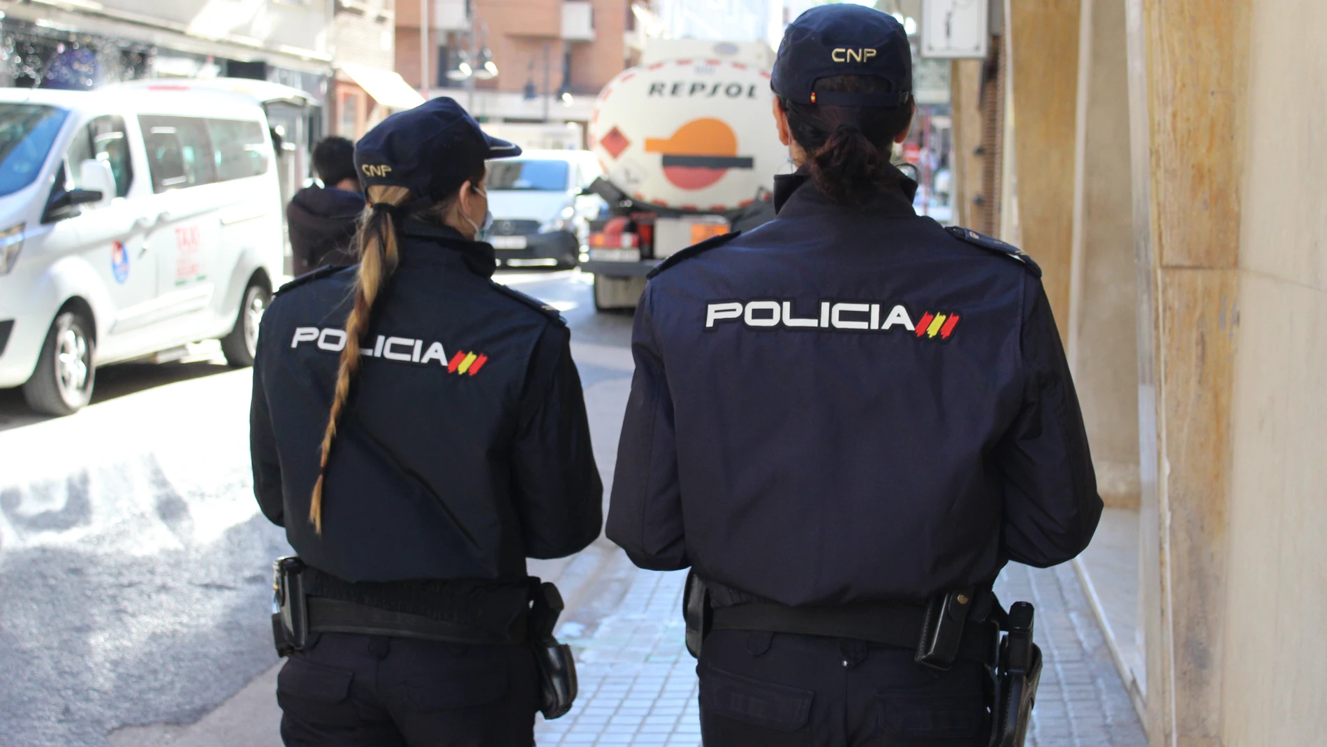 Dos agentes patrullan por una calle de Valencia