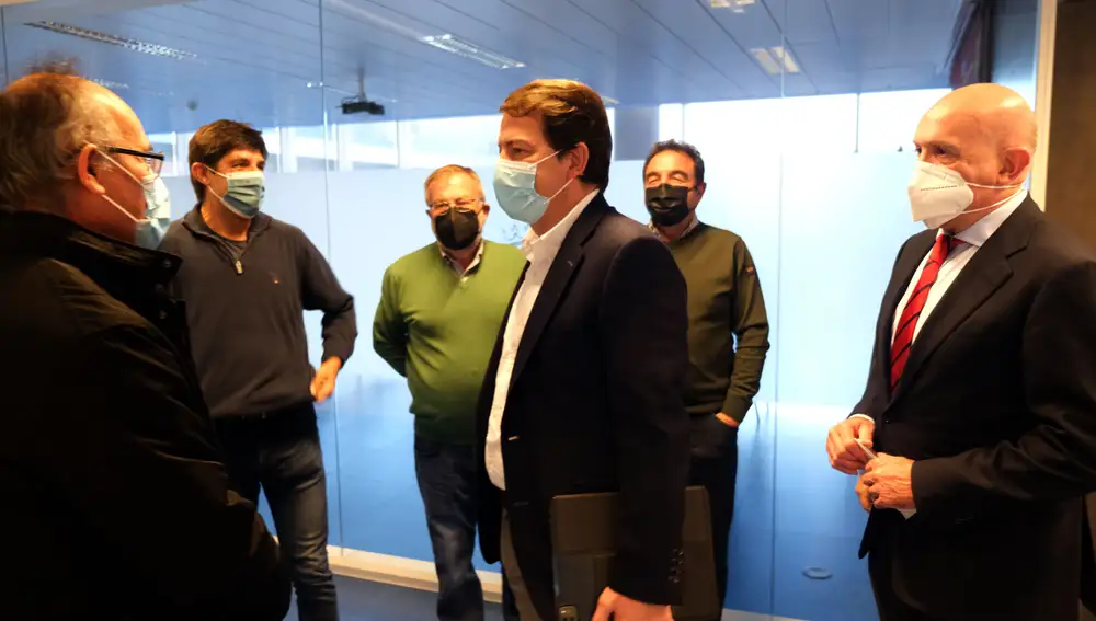 El presidente Fernández Mañueco y el consejero Jesús Julio Carnero se reúnen con los representantes de la Comunidad de Regantes de La Armuña (Salamanca)